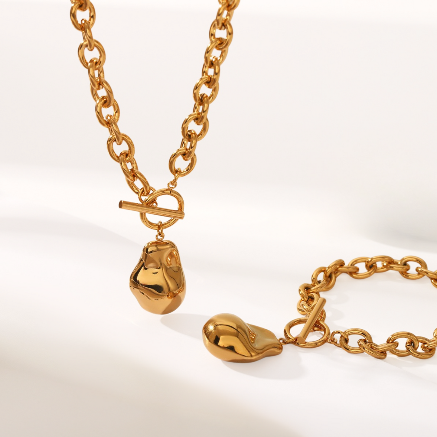 Gold Minimalist Necklace & Bracelet Set – 316L Stainless Steel with Oval Pendant (Nuevos)