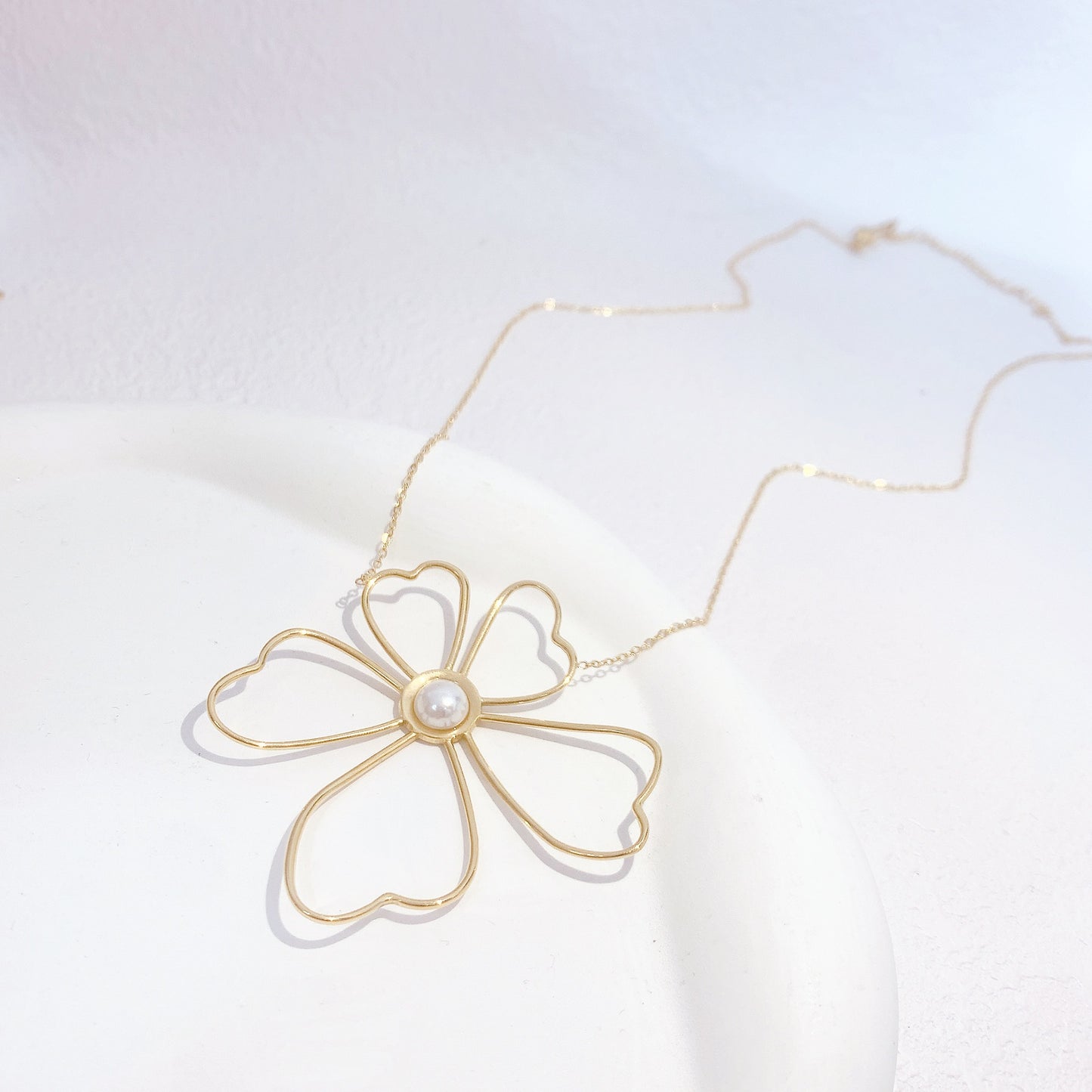 Gold Flower Pearl Necklace – 316L Stainless Steel with 18K Gold Plating (Nuevos)