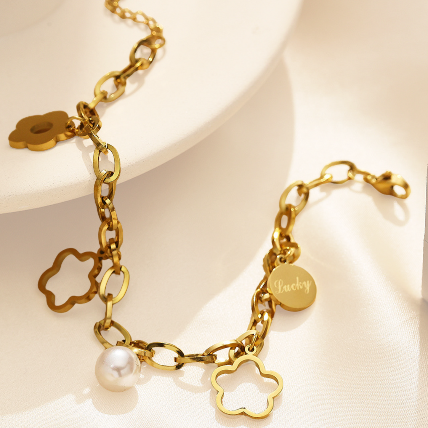 Gold Flower Bracelet with Pearl – 18K Gold Plated Stainless Steel (Nuevos)