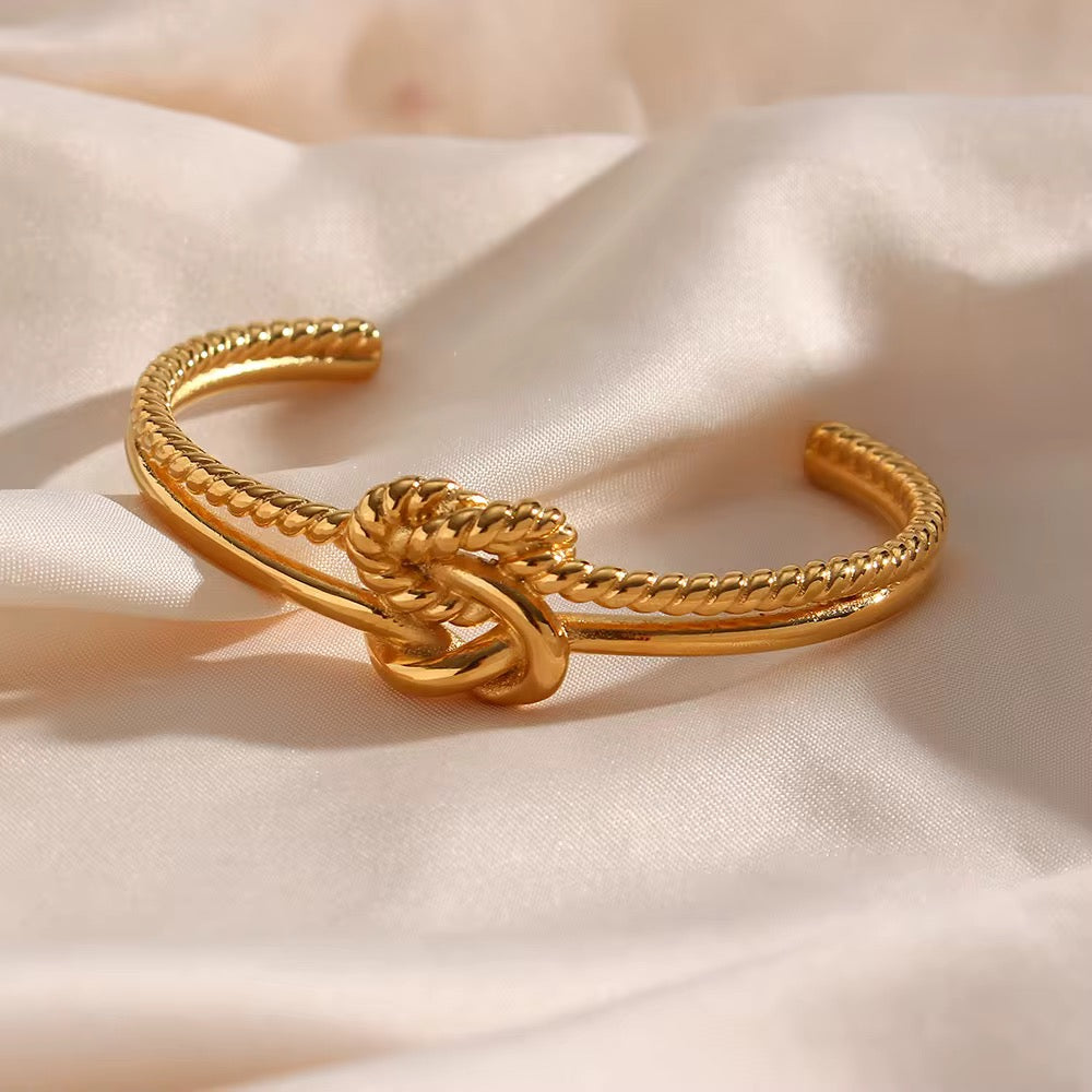 Eternal Knot Bracelet – 18K Gold Plated 316L Stainless Steel