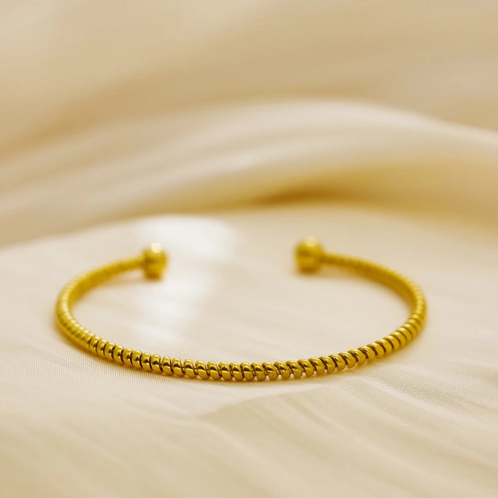 Dainty Gold Open Cuff Bracelet – 18K Gold Plated 316L Stainless Steel (Nuevos)