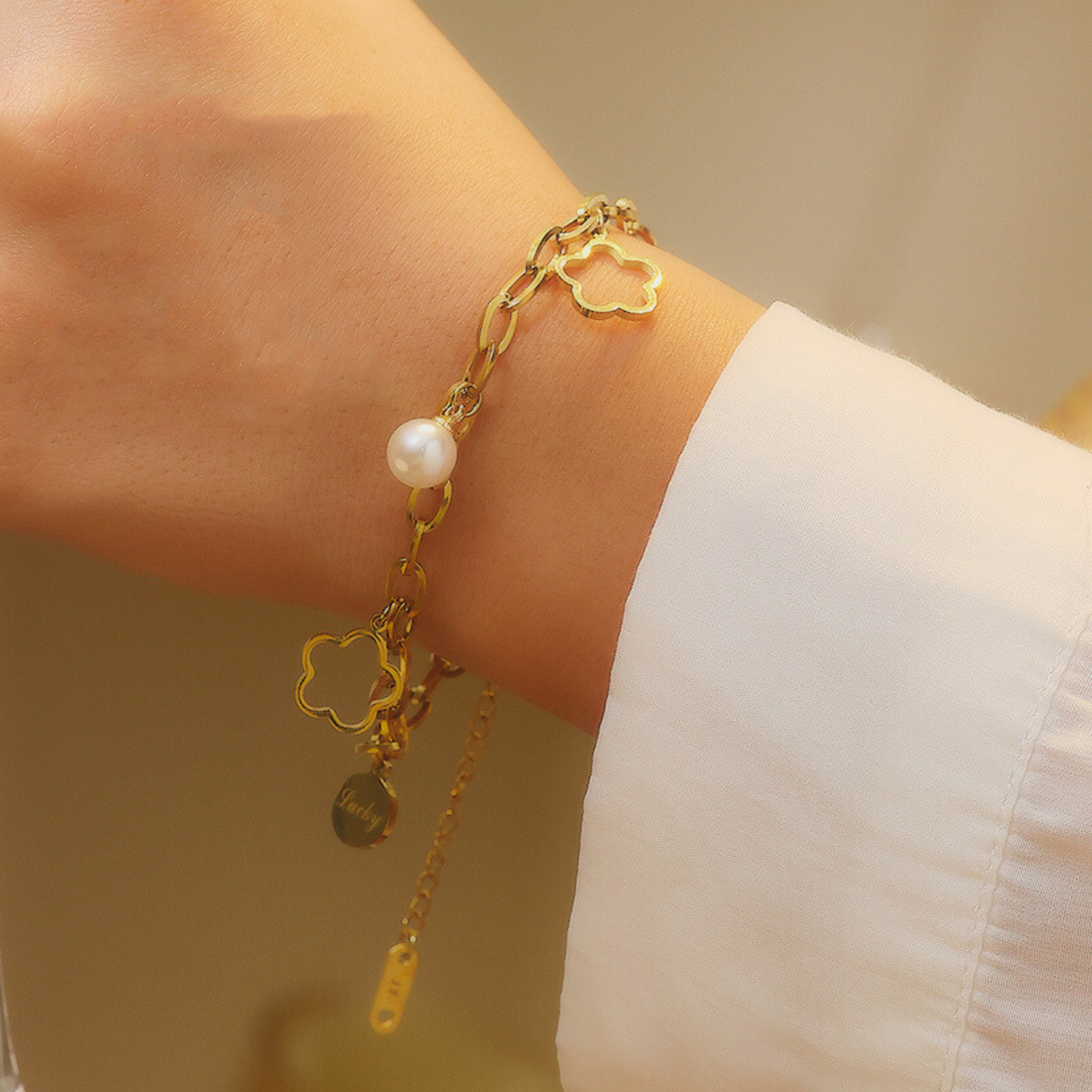 Gold Flower Bracelet with Pearl – 18K Gold Plated Stainless Steel (Nuevos)
